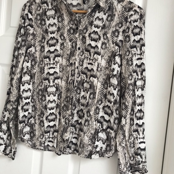 Beautiful H&M DIVIDED BLOUSE - Picture 3 of 4